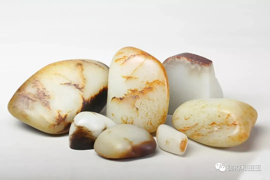 一颗卖几百，一克卖几万，同样大小的两颗和田玉籽料，凭啥？